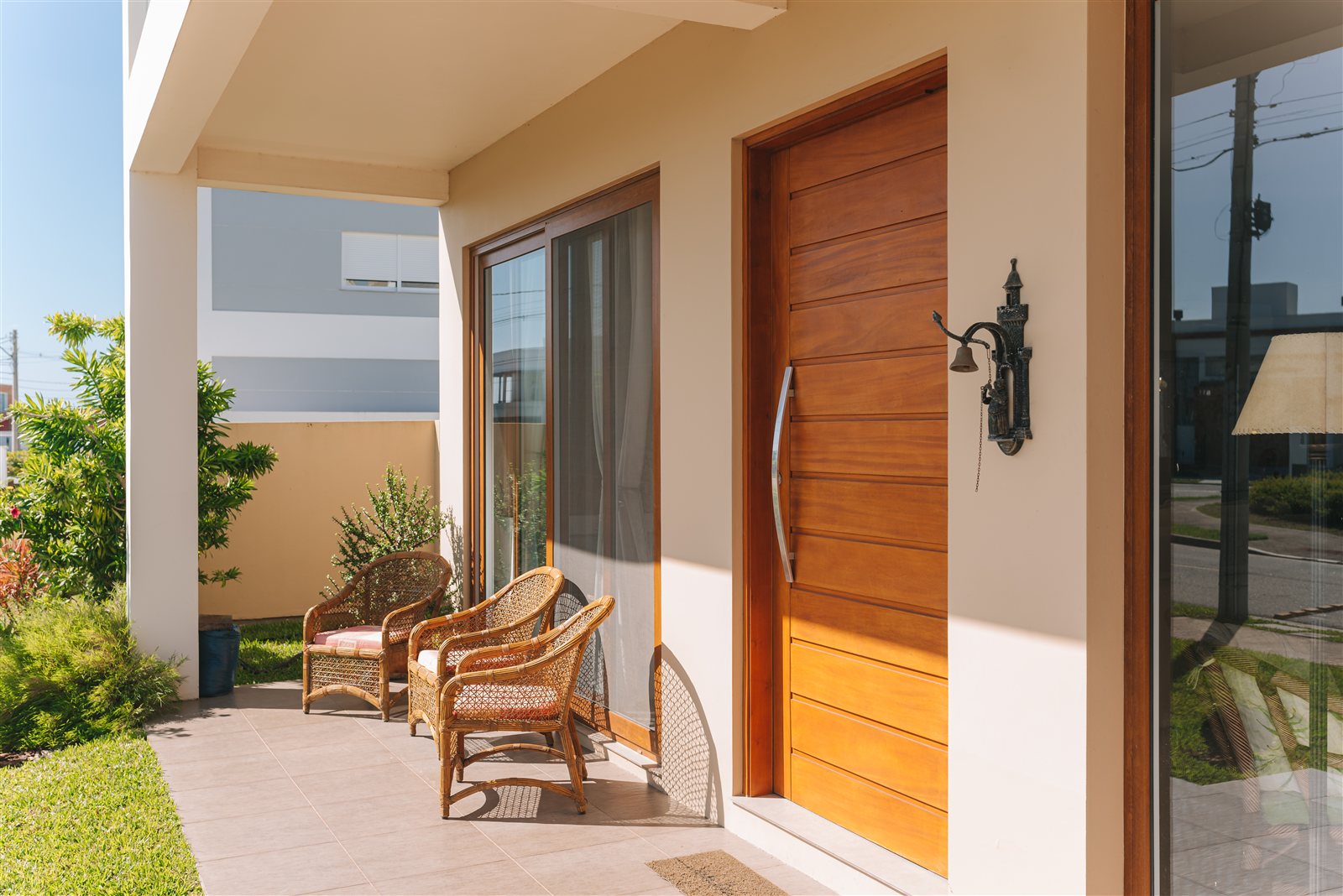 Porta de correr com tela e quadro fixo em acabamento amadeirado